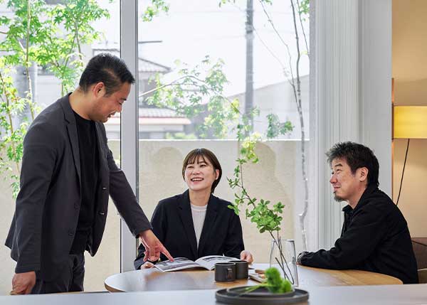 リラックスして雑談するスタッフたち