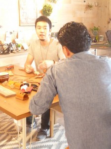 商品を井上社長に説明する杉山さん。