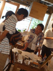 リグの家づくりについて説明する井上社長