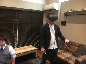 VRを体感するタイセイホームの大崎社長（笑