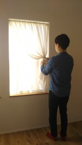 以前現地打合せした生地が縫製され設置されます